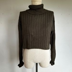 Deep green ribbed turtle neck cropped sweater \ Size M